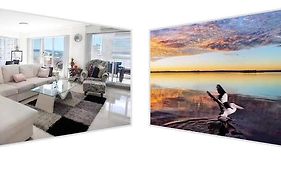 Waterview Luxury Hideaway, 2 Min Walk To All, Pool